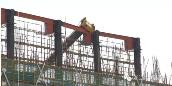 五一假期，杭州一工地的起重機(jī)吊機(jī)倒塌，造成1人重傷，3人輕傷